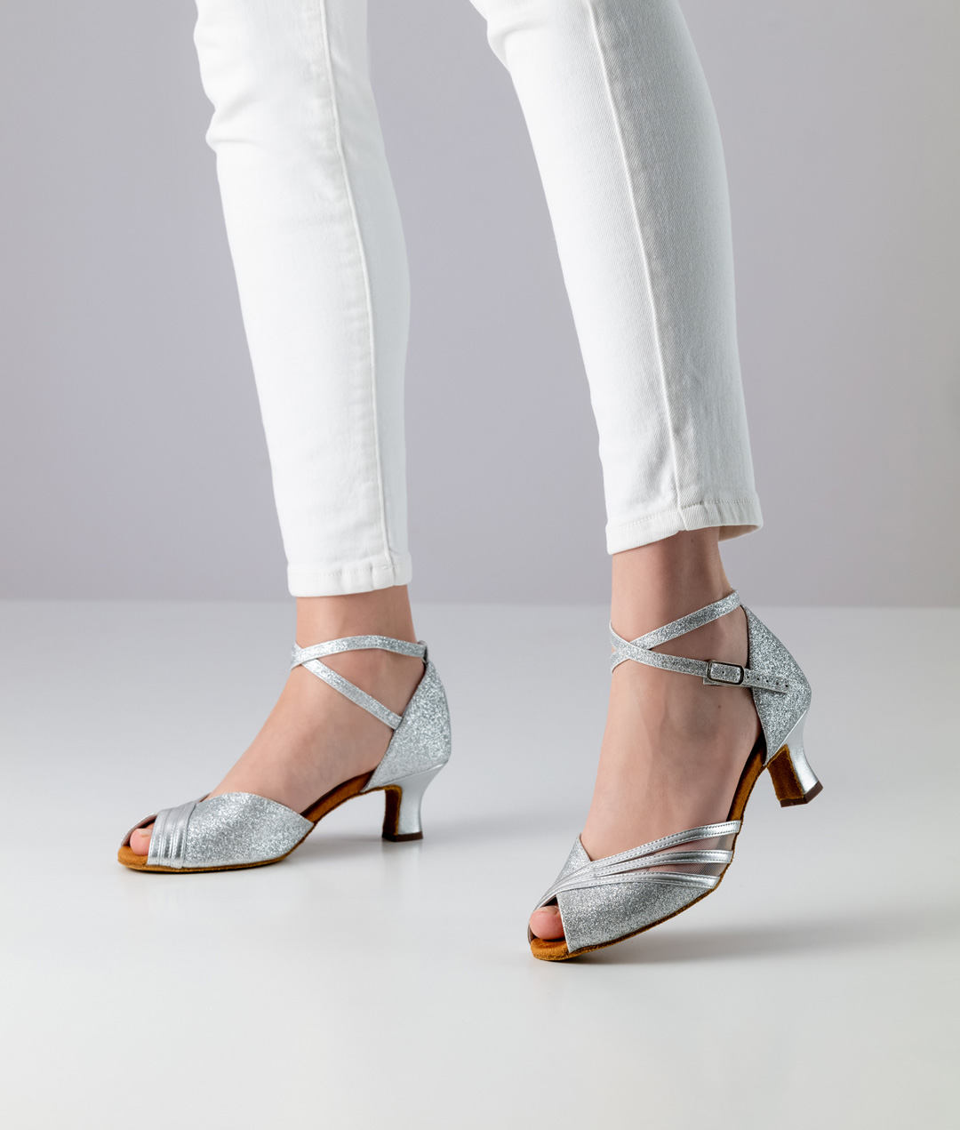 Silberner, offener Tanzschuh mit bequemen 5 cm Flare Absatz von Anna Kern.